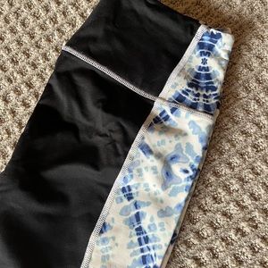 Women’s Victoria’s Secret leggings. Size small
